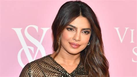 Priyanka Chopra sublime en lingerie apparente sous une robe